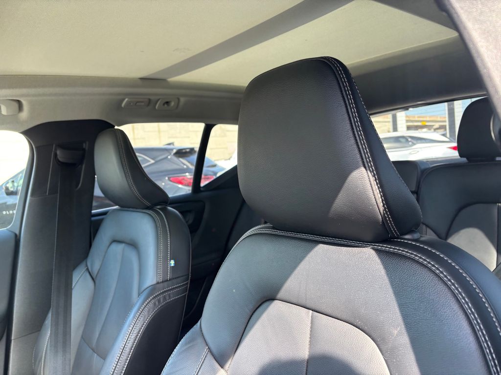 Used Car 2023 Volvo Xc40  B5 Plus Bright Theme For Sale Under $30,000 In Austin, Texas