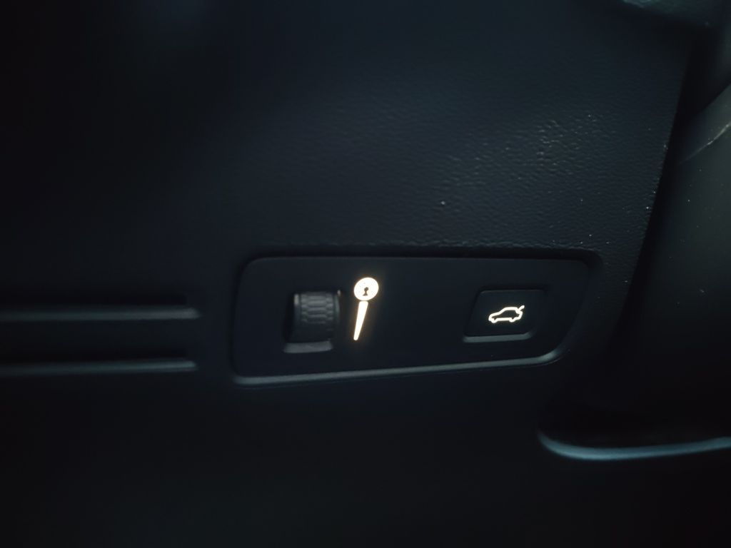 Used Car 2022 Volvo Xc40  R-design For Sale Under $30,000 In Austin, Texas