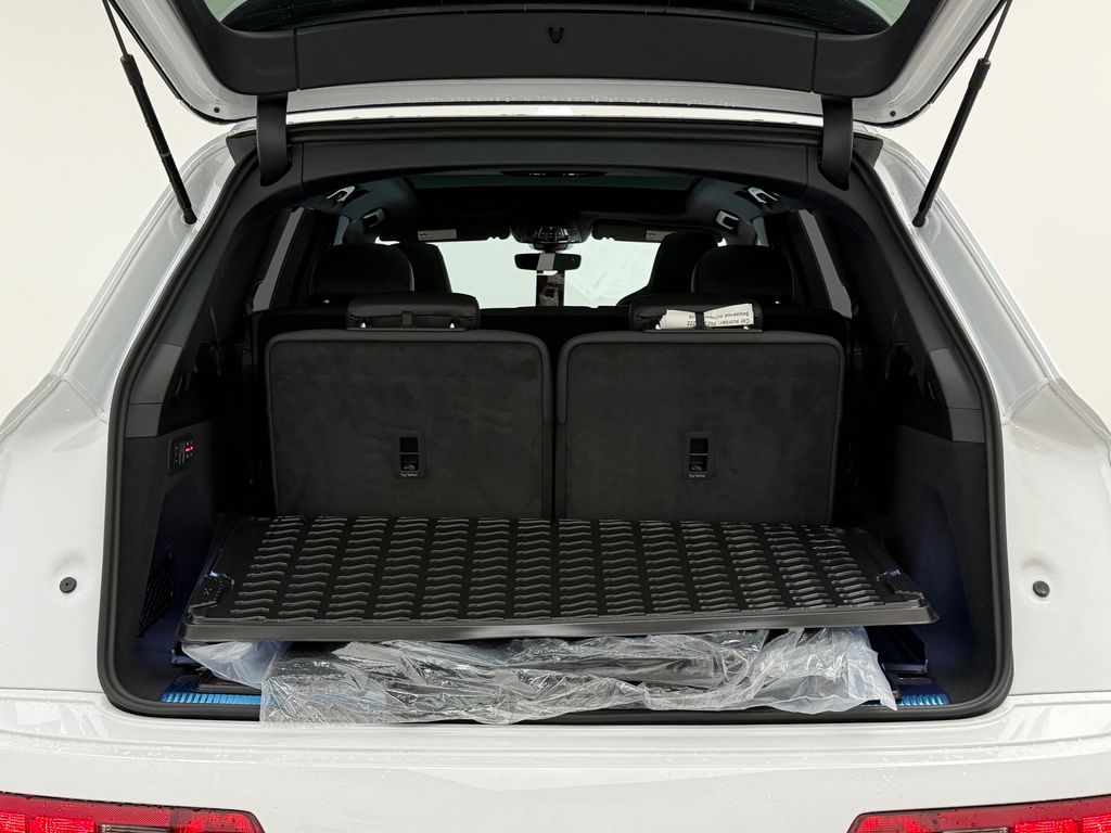 Thumbnail: 2026 Audi SQ7 - 14