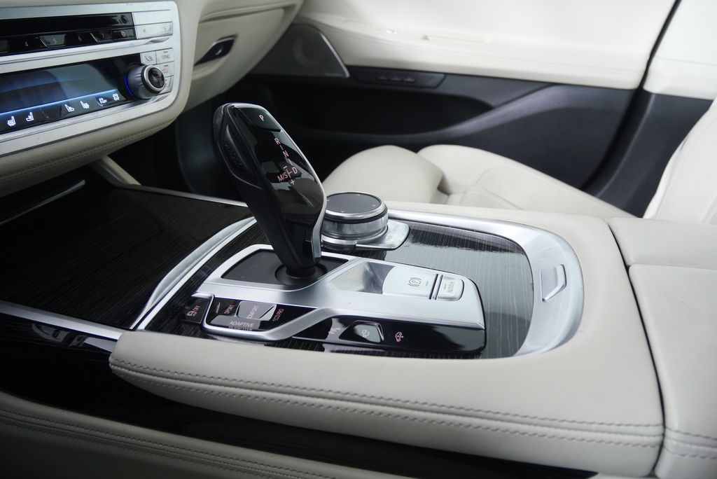 Thumbnail: 2022 BMW 7 Series - 26