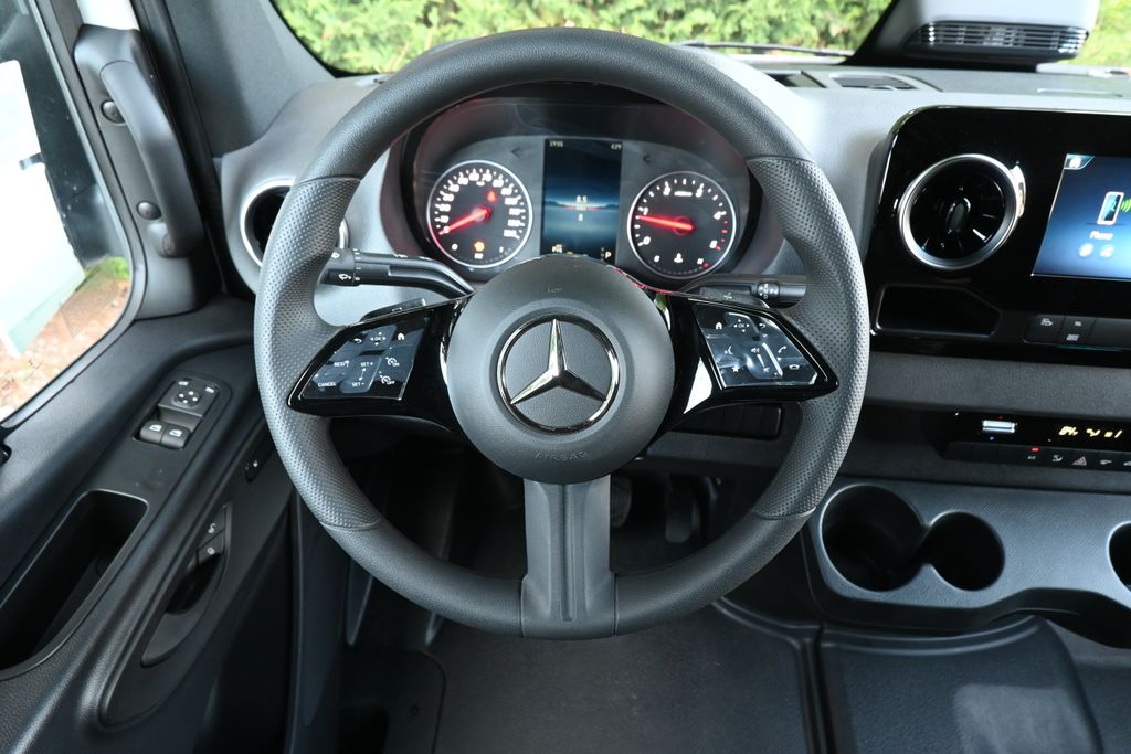 Thumbnail: 2025 Mercedes-Benz Sprinter - 15