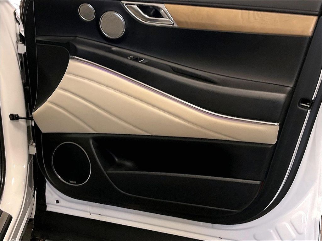 2023 Genesis GV80 — photo 12