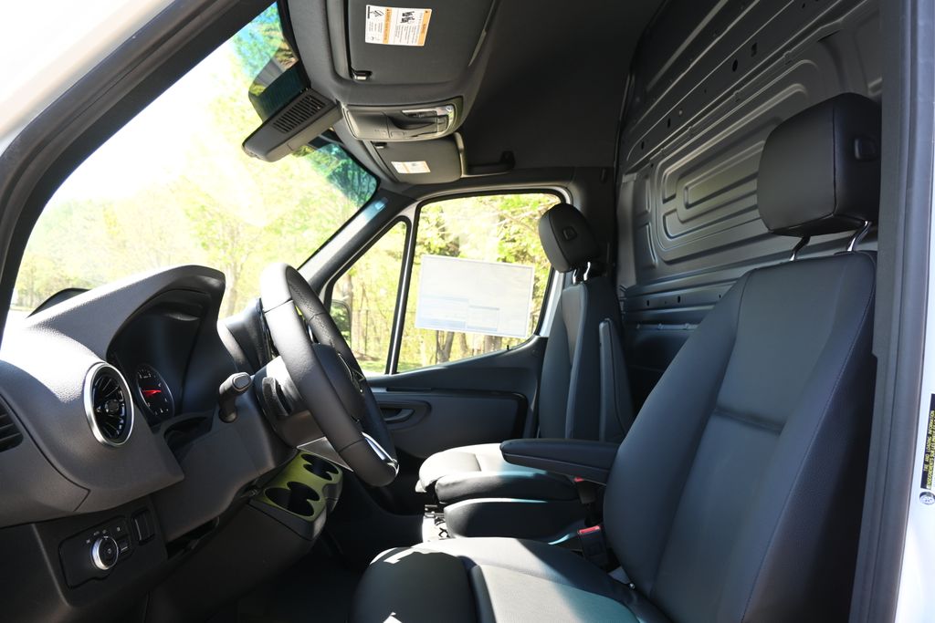 Thumbnail: 2025 Mercedes-Benz Sprinter - 18