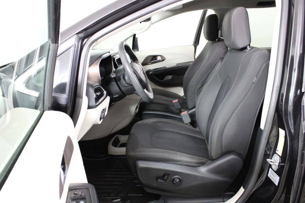 Used 2017 Chrysler Pacifica for sale in 