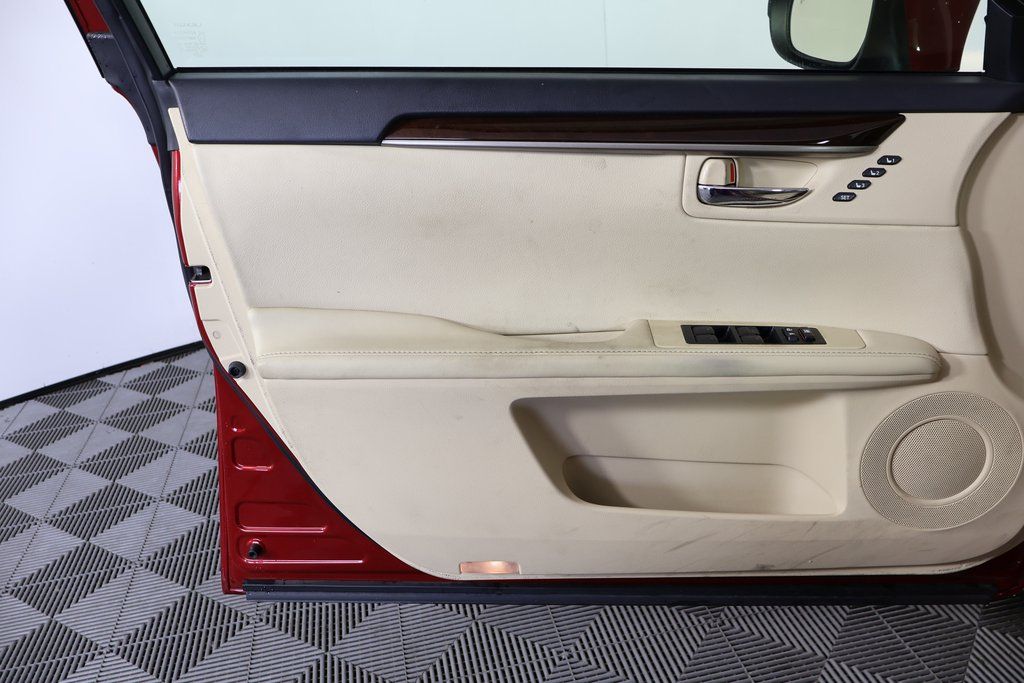 Thumbnail: 2013 Lexus ES - 10