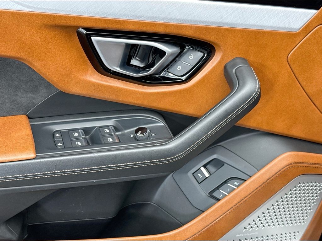 Thumbnail: 2020 Lamborghini Urus - 22