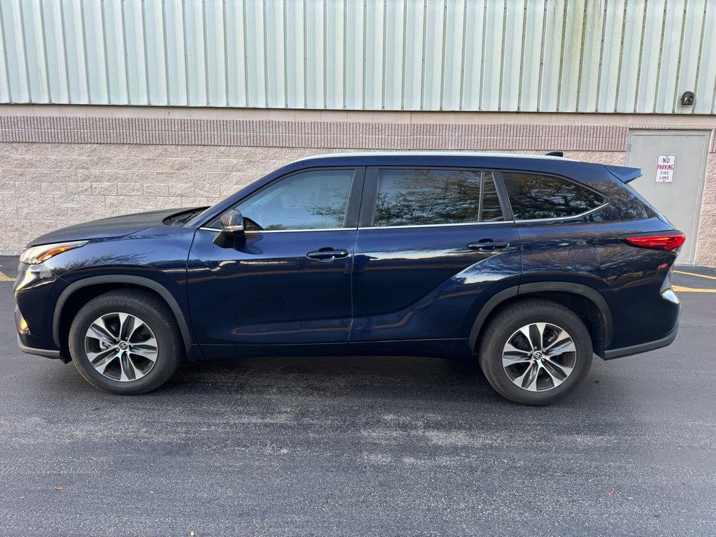 2023 Toyota Highlander XLE 2