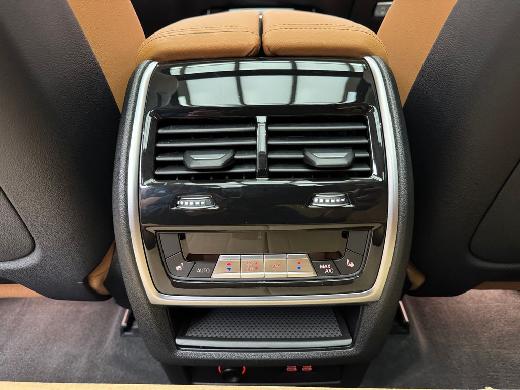 Certified Used 2025  BMW xDrive40i image 15