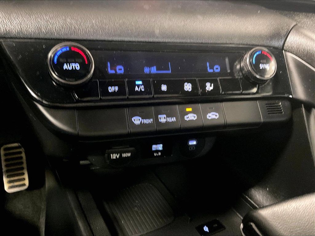 2025 Hyundai Elantra — photo 25