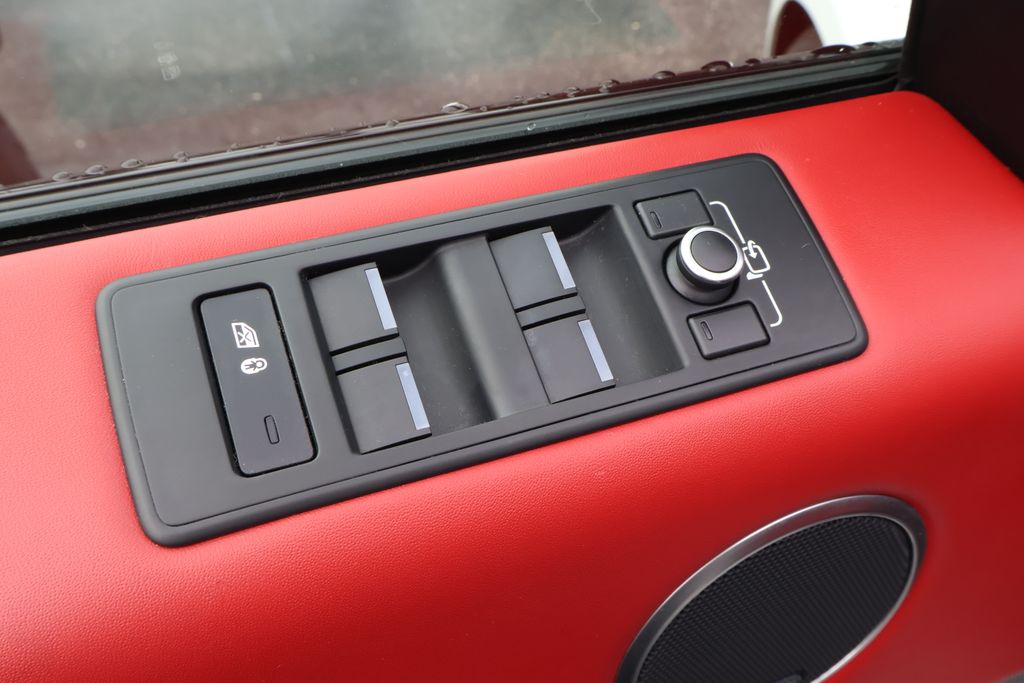 Thumbnail: 2017 Land Rover Range Rover Sport - 16