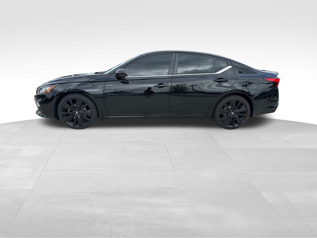 2022 Super Black Clearcoat Nissan Altima 2.5 SR FWD Sedan