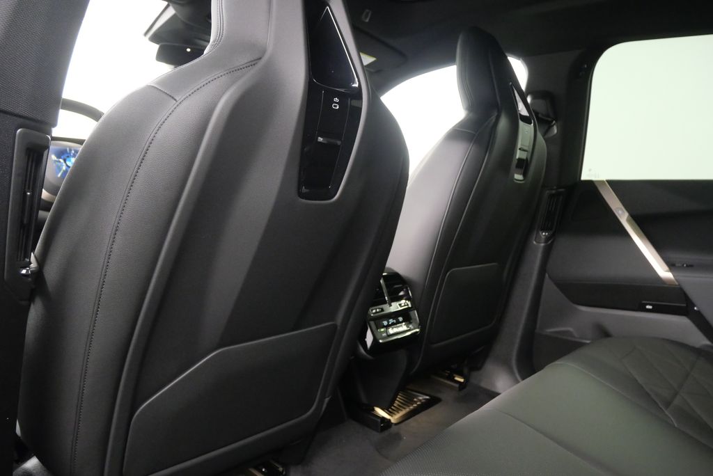 2025 BMW iX xDrive50 18