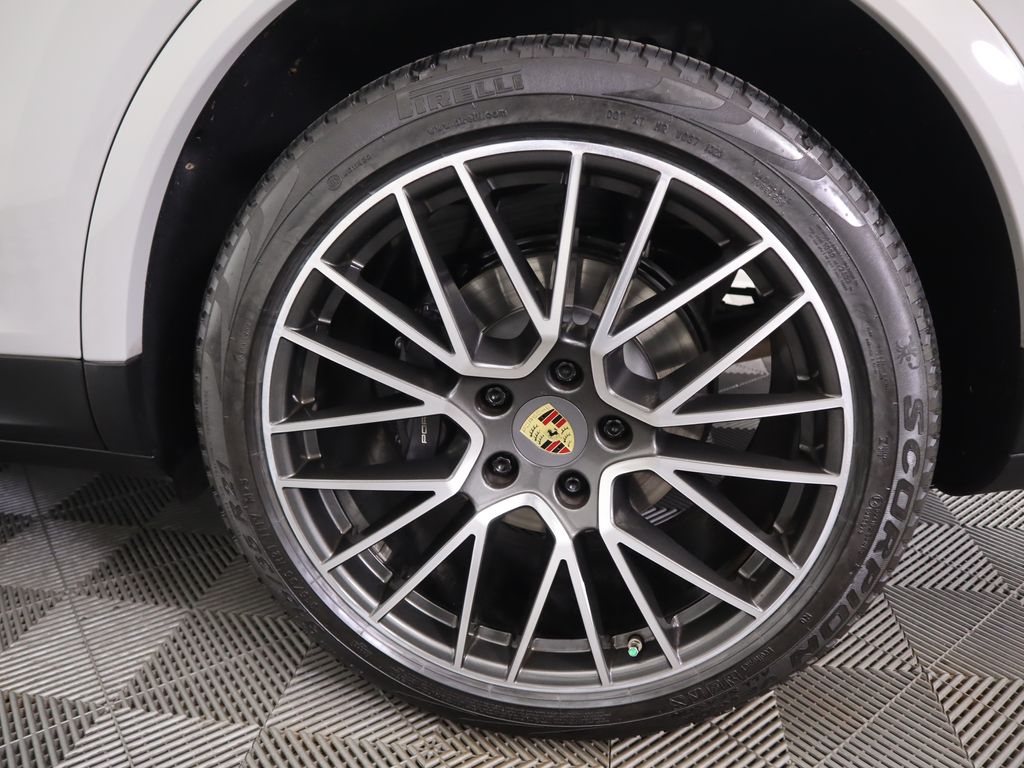 Thumbnail: 2021 Porsche Cayenne - 32