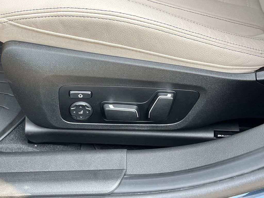 2025 BMW 3 Series 330i xDrive 12