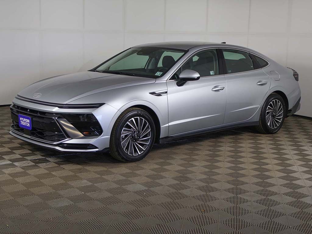 Certified Used 2025 Silver Hyundai SEL image 7