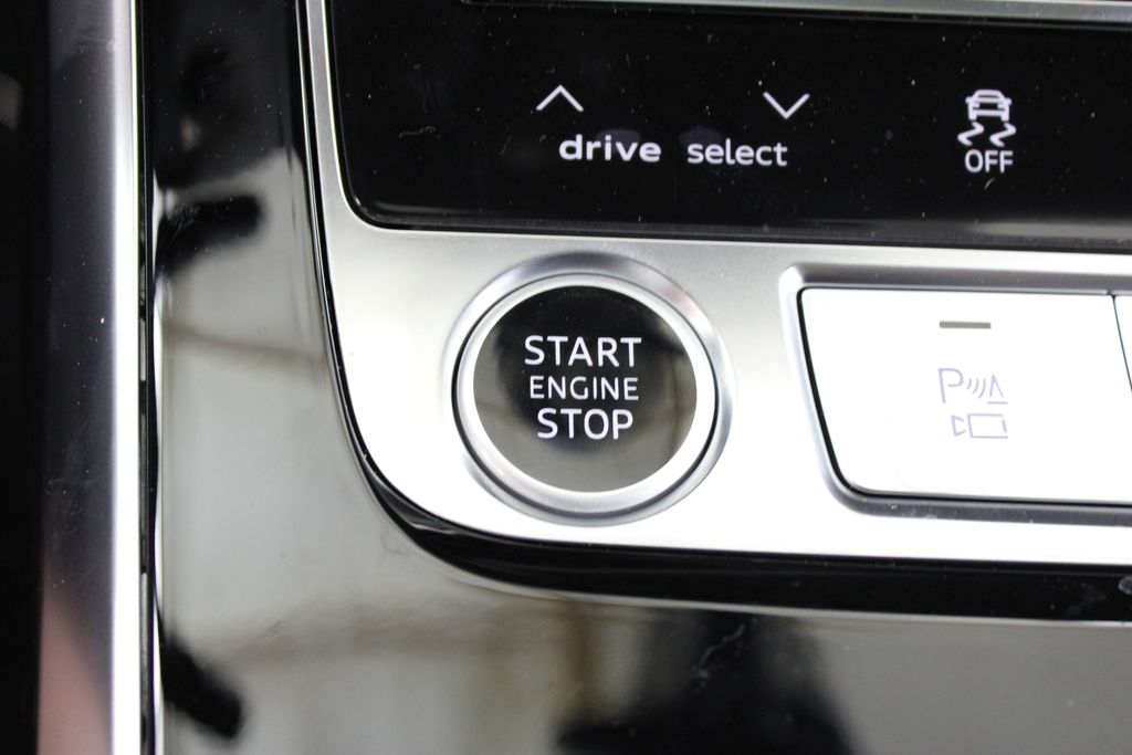 new 2025 Audi Q7 car, priced at $64,158
