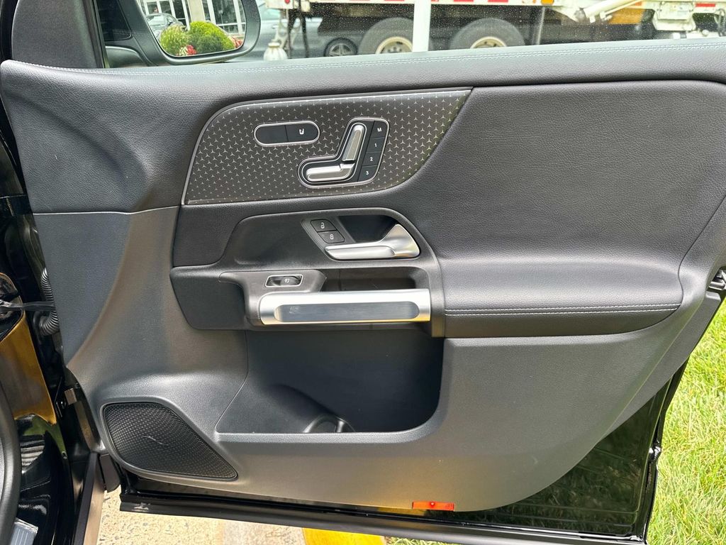 Thumbnail: 2024 Mercedes-Benz GLB - 17