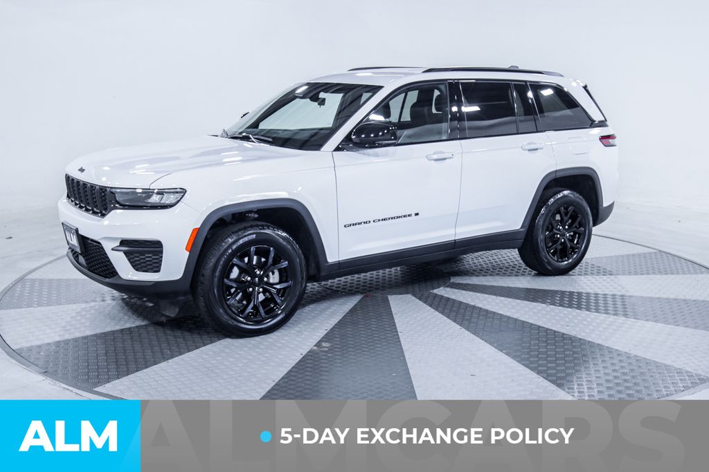 Used 2025 White/off-white Jeep Altitude image 3