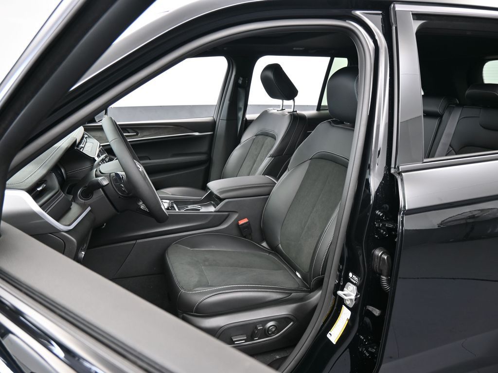 New 2026 Diamond Black Crystal Pearlcoat Jeep Laredo image 10
