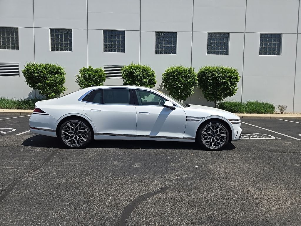 2025 Genesis G90  8