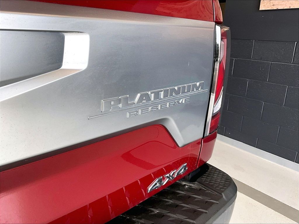 2024 Nissan Titan — photo 27