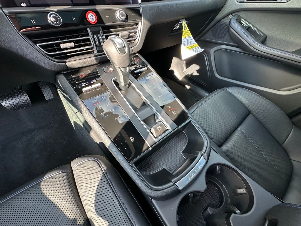 Thumbnail: 2026 Porsche Macan - 29