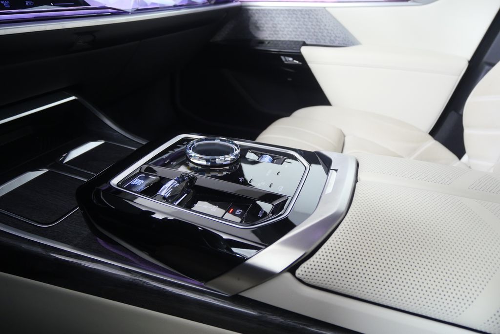 Thumbnail: 2023 BMW 7 Series - 27