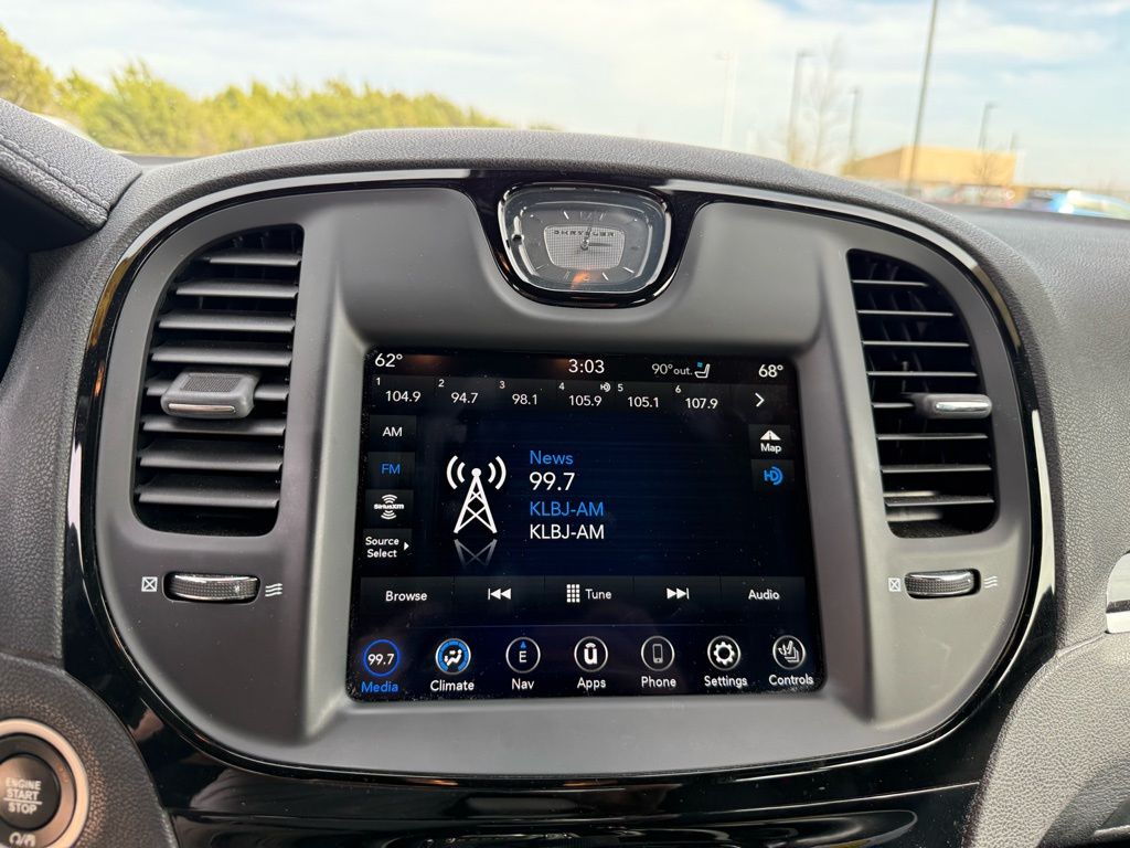 Thumbnail: 2023 Chrysler 300 - 17