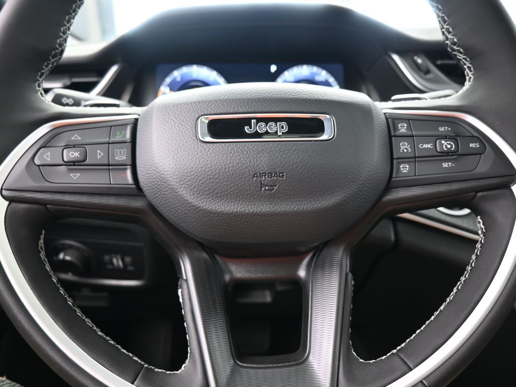 New 2026 Diamond Black Crystal Pearlcoat Jeep Laredo X image 25