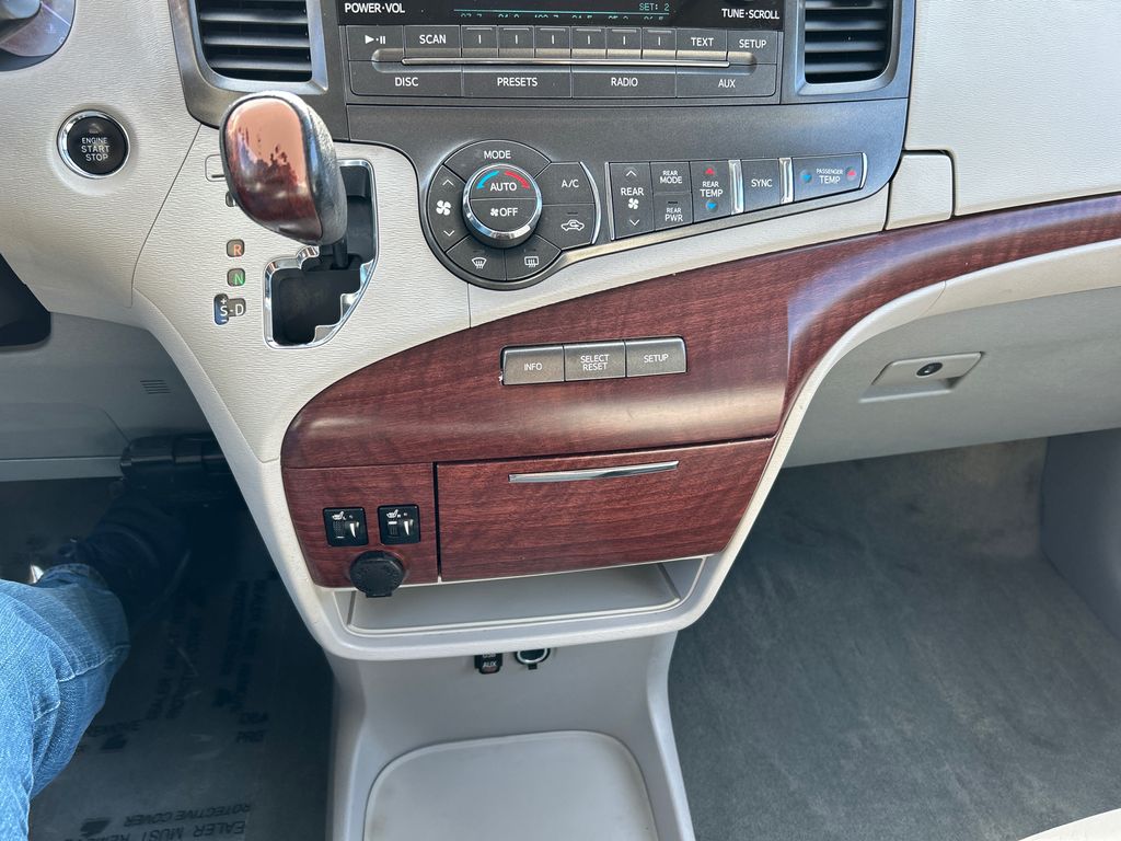 2014 Toyota Sienna XLE 23