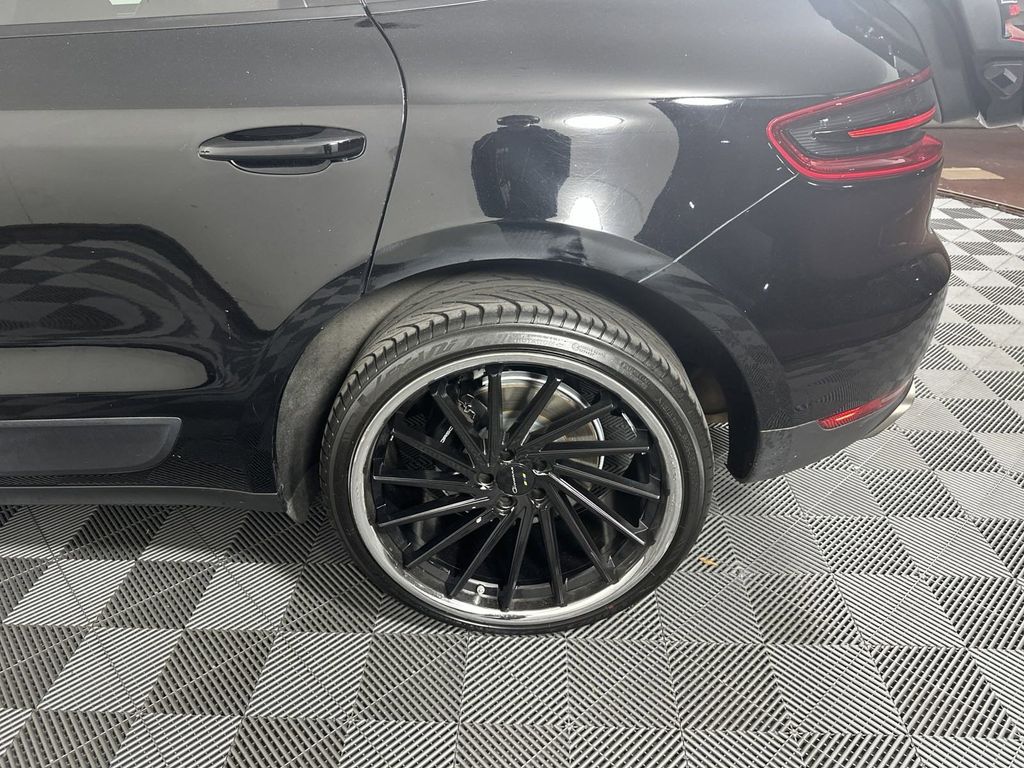 2018 Porsche Macan Base 18