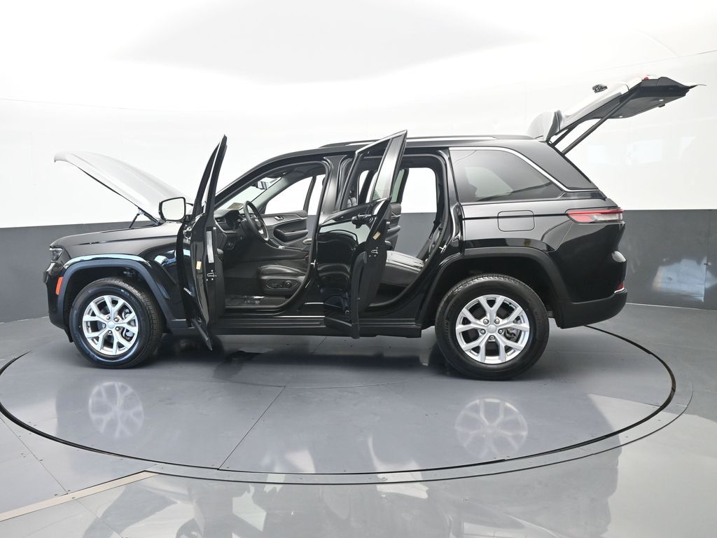 Used 2024 Diamond Black Crystal Pearlcoat Jeep Limited image 81