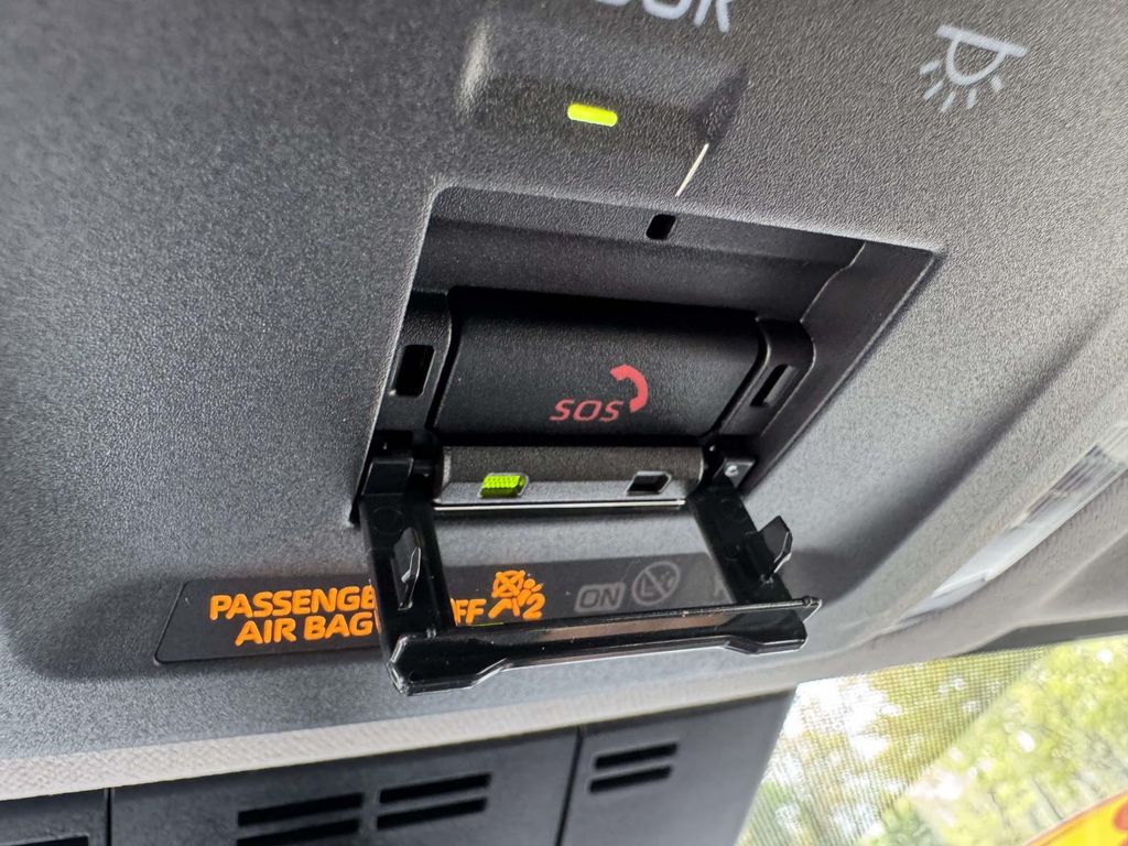 2025 Toyota Prius SE - Photo 30