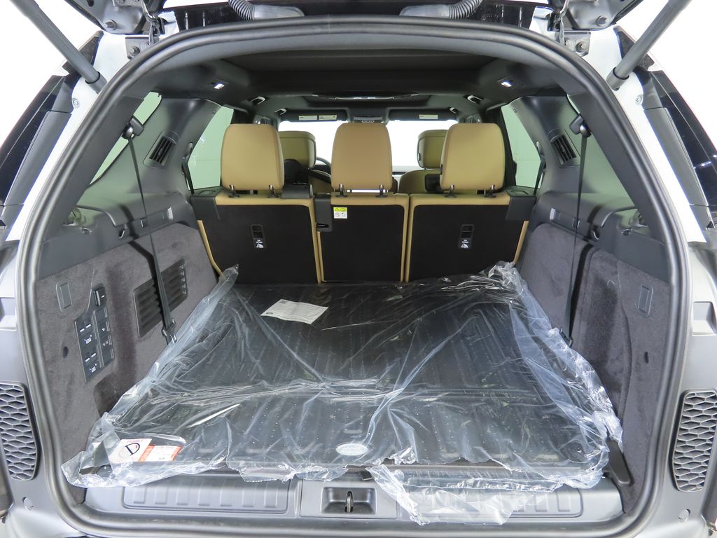 Thumbnail: 2026 Land Rover Discovery - 28