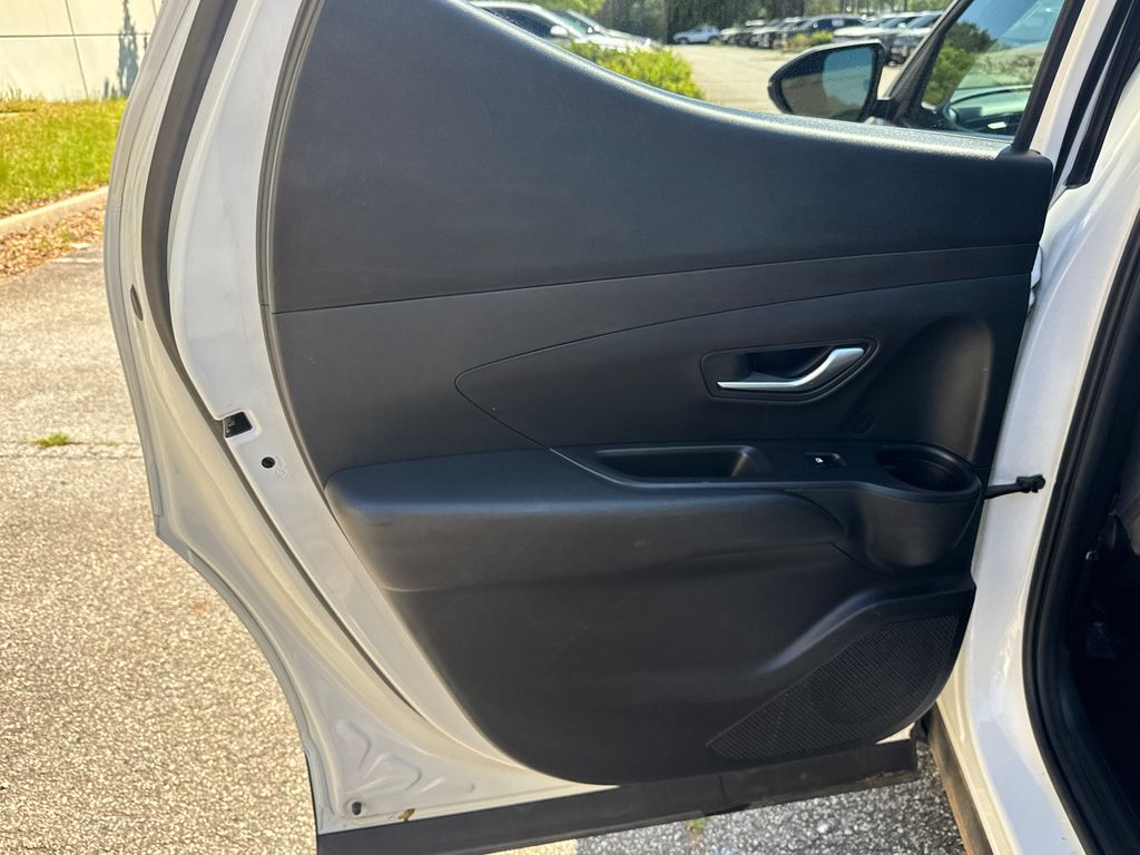 Used 2023 White Hyundai SEL image 21