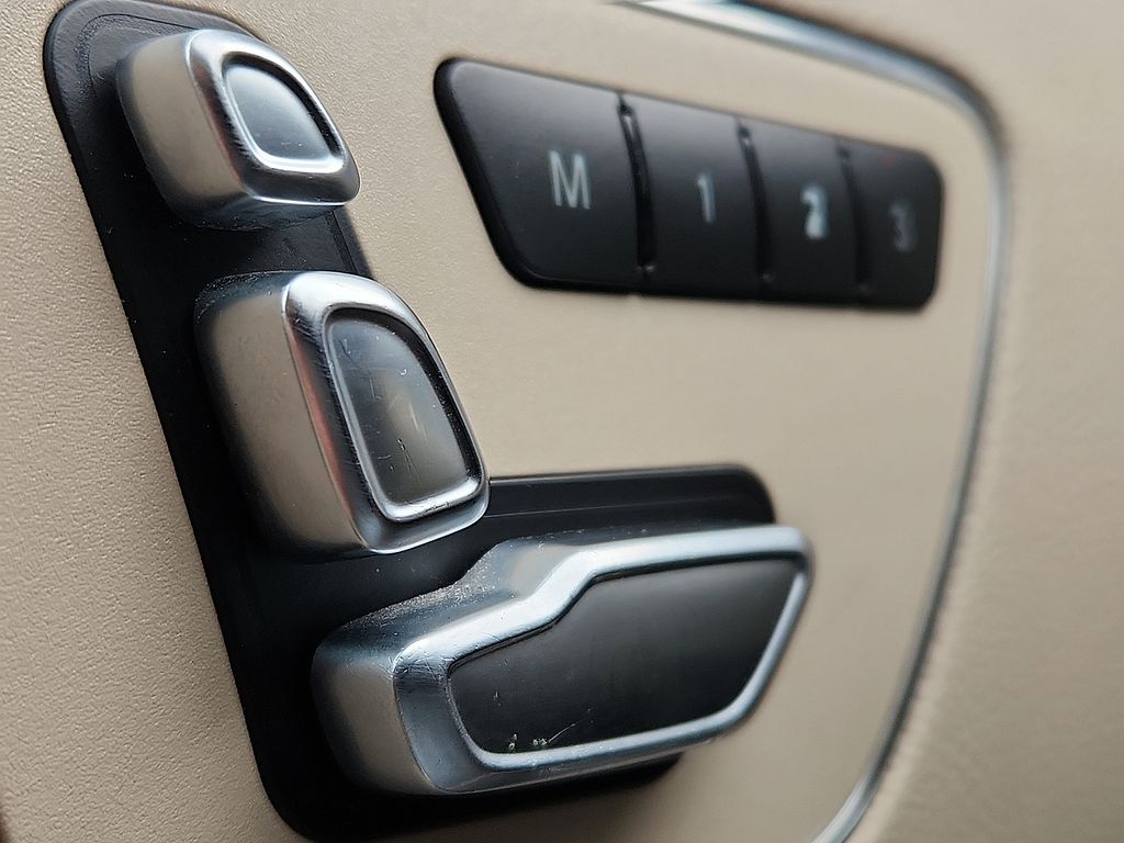 Thumbnail: 2014 Mercedes-Benz E-Class - 25