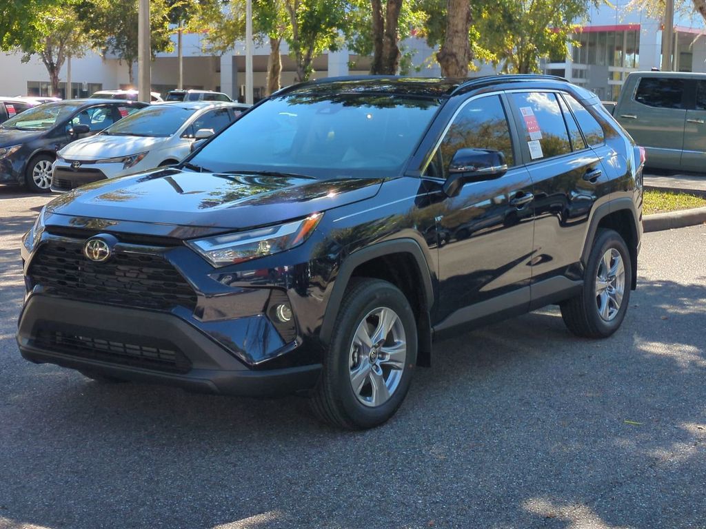 2025 Toyota RAV4 XLE's photo