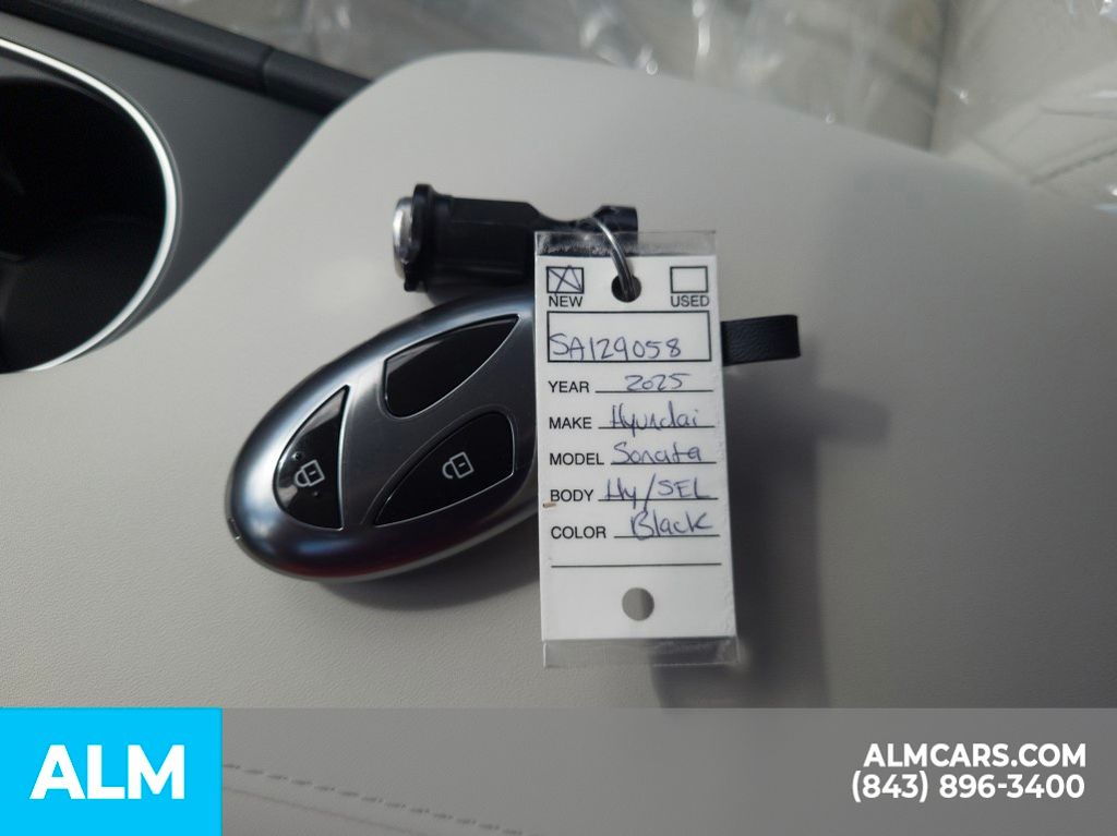 Used 2025 Black Hyundai SEL image 37