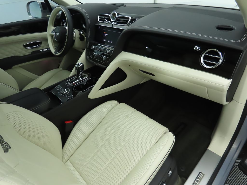 Thumbnail: 2022 Bentley Bentayga - 18