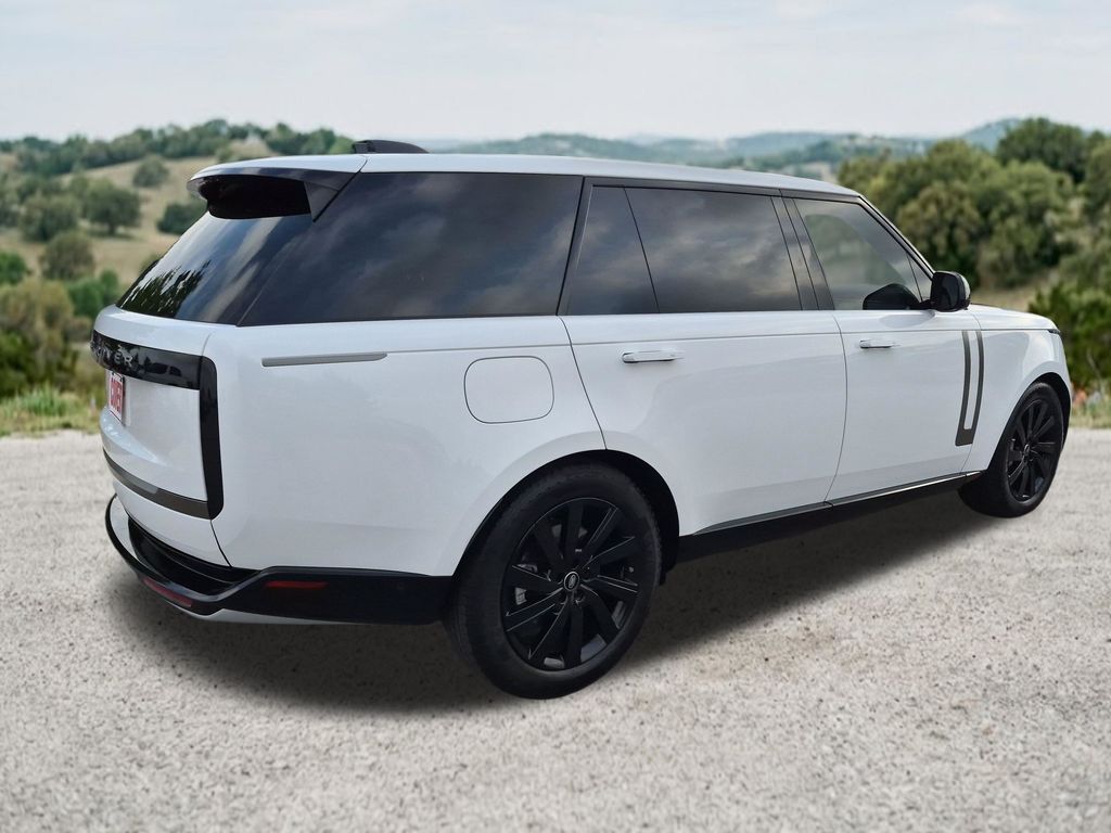 Used 2024 White Land Rover SE image 9