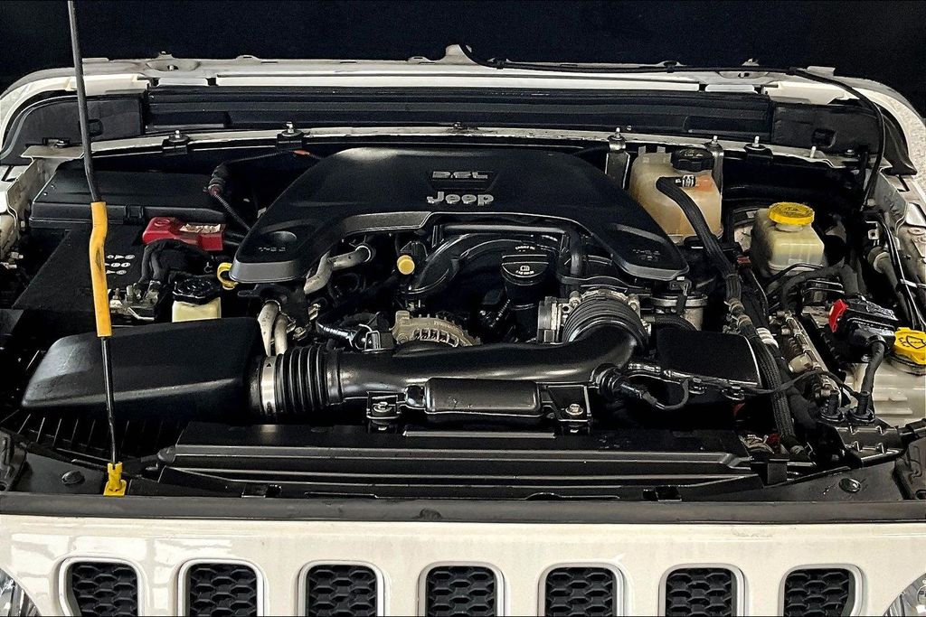 Used 2019 White Jeep Unlimited Sahara image 10