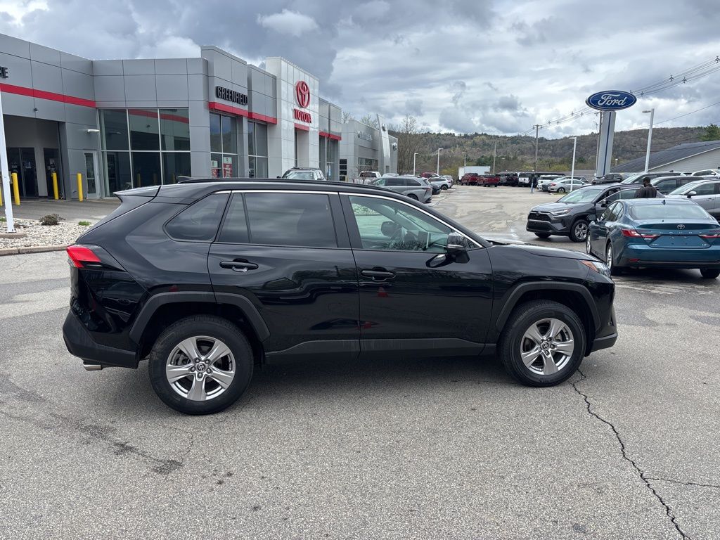 2025 Toyota RAV4 XLE - Photo 6