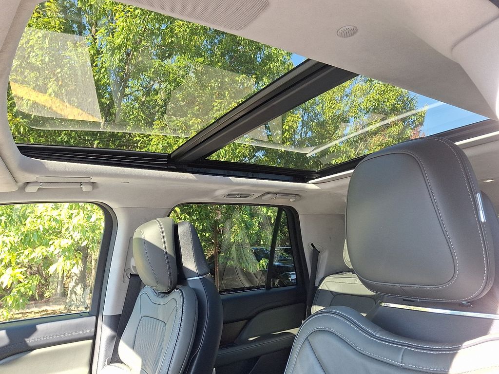 Thumbnail: 2022 Lincoln Navigator - 14