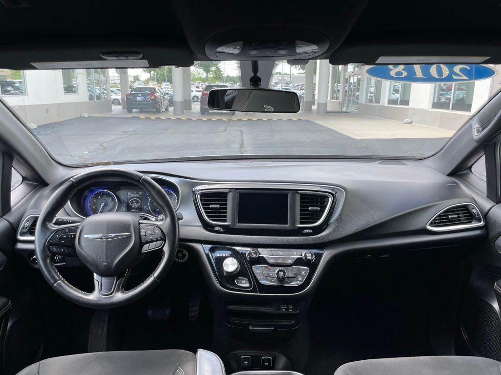 Thumbnail: 2018 Chrysler Pacifica - 10