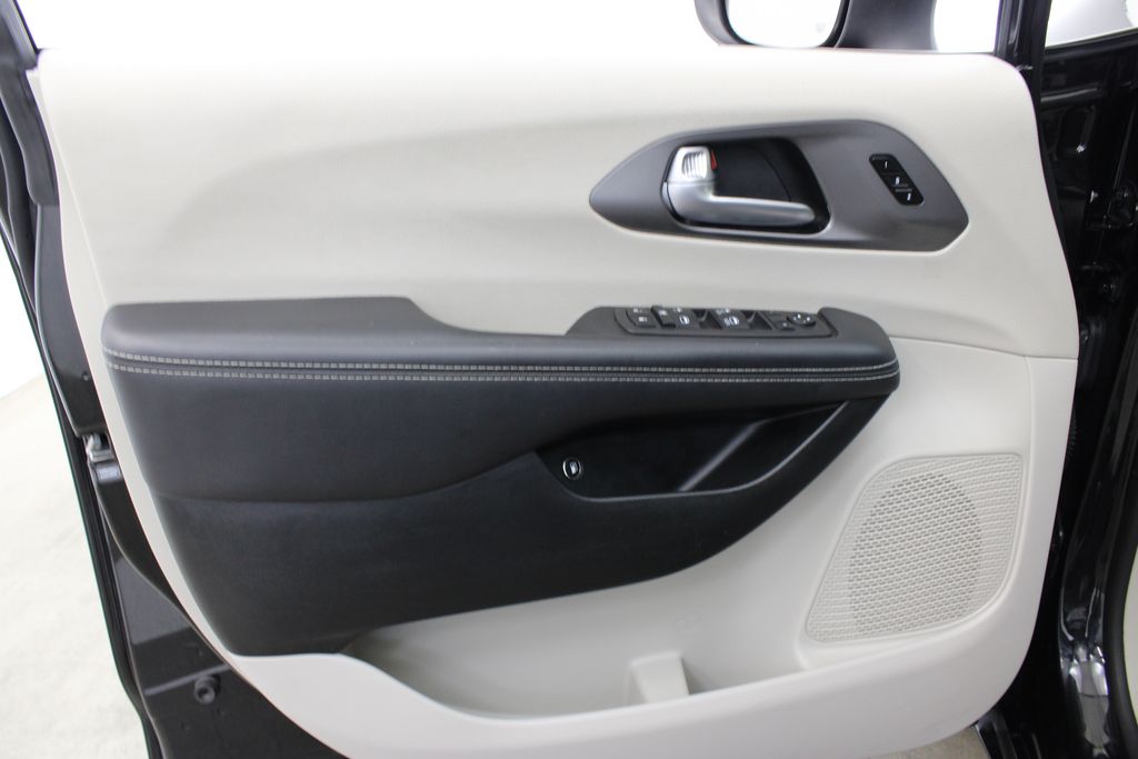 used 2023 Chrysler Pacifica Hybrid car, priced at $24,999
