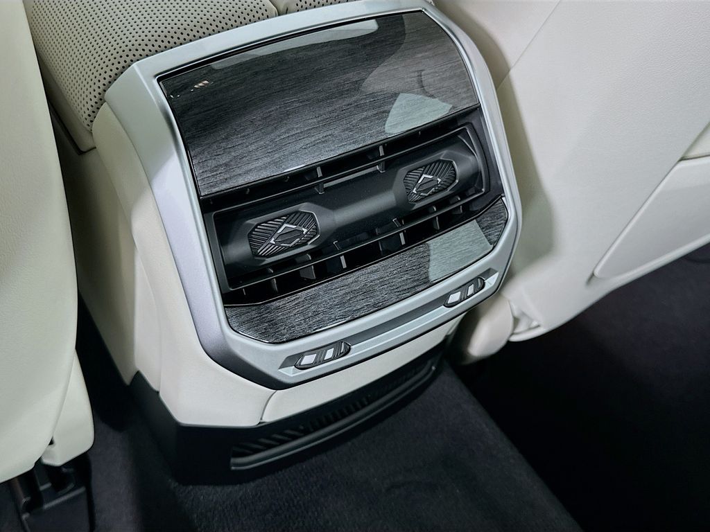 Thumbnail: 2025 BMW 7 Series - 18