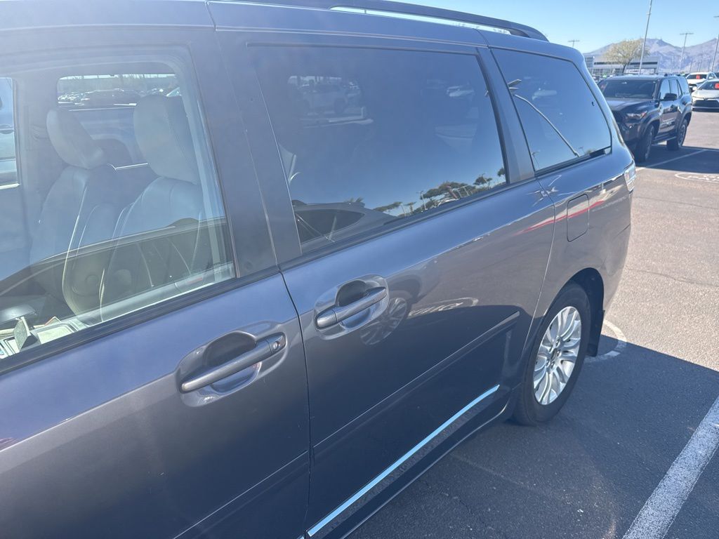 Thumbnail: 2012 Toyota Sienna - 9