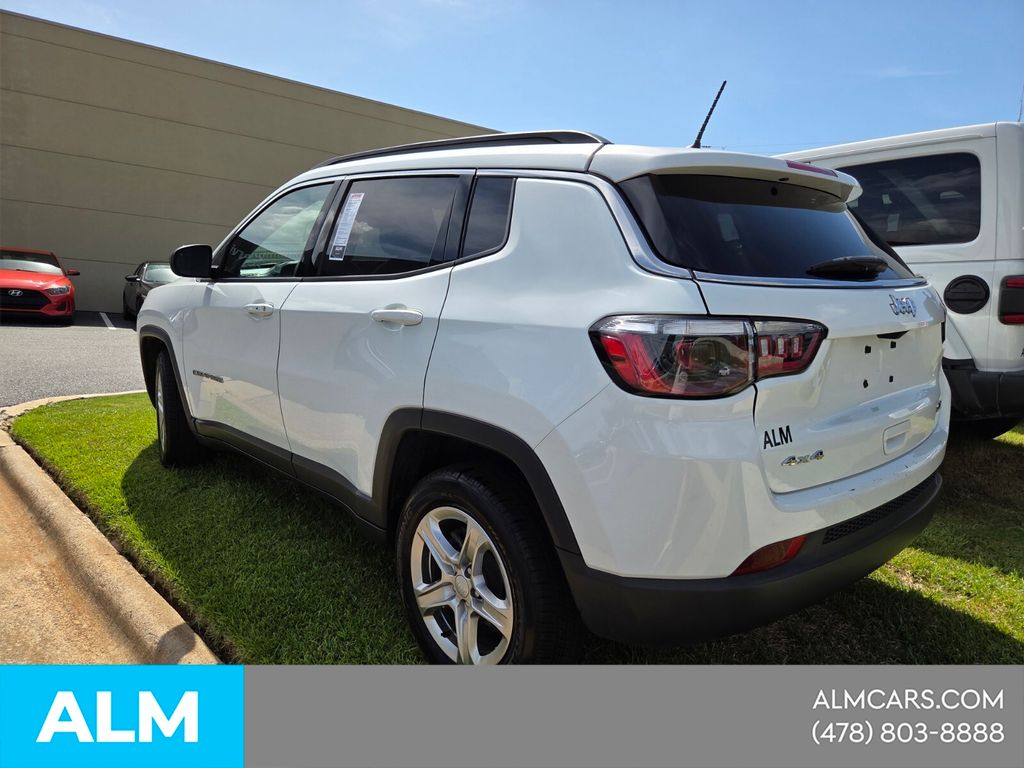 Used 2024 White Jeep Latitude image 12