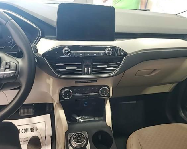 Used 2022 White Ford SE image 4