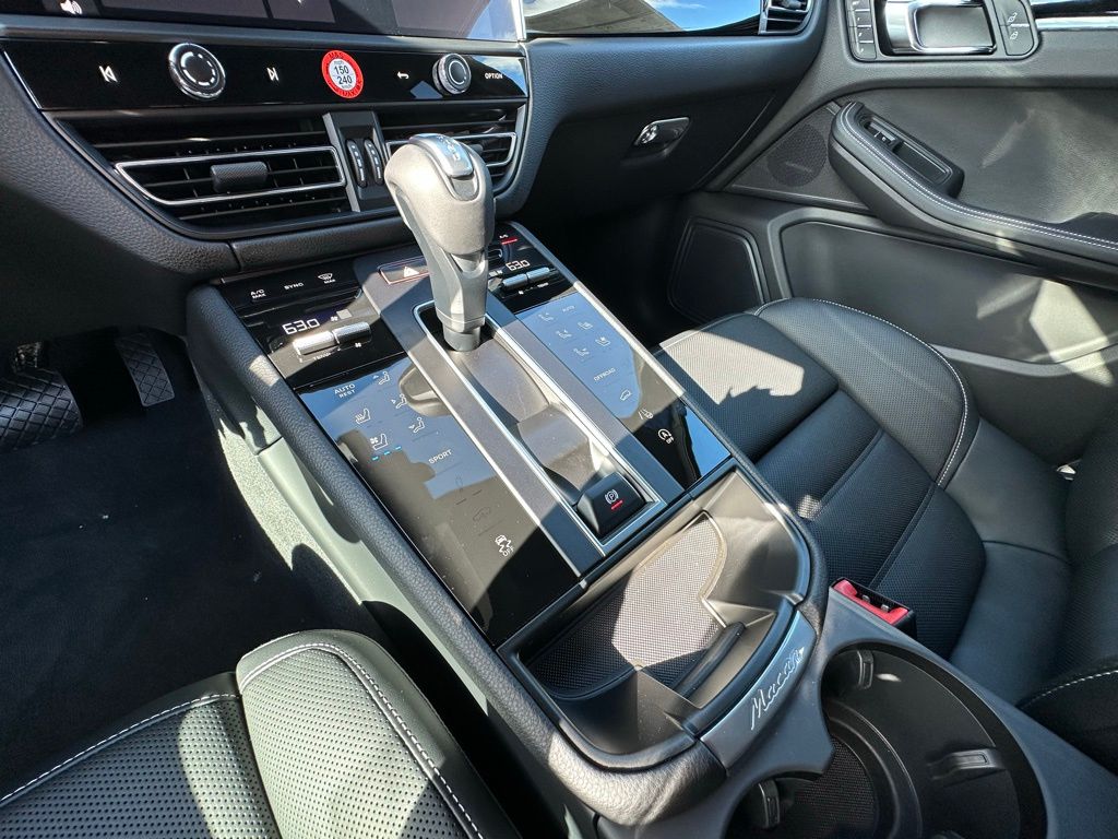 Thumbnail: 2026 Porsche Macan - 26